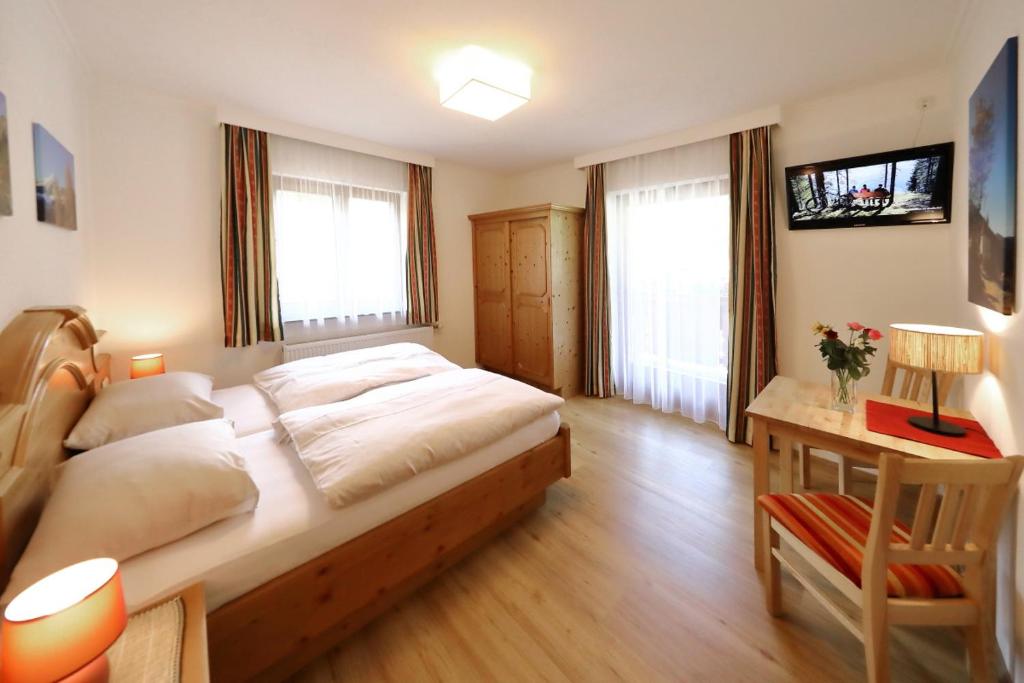 Televízia a/alebo spoločenská miestnosť v ubytovaní Appartements Wirnsperger