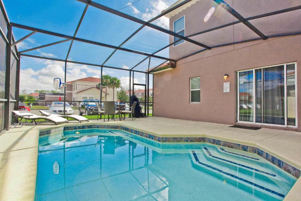 una piscina frente a una casa en 4 Bedroom Vacation Homes Bella Vida Resort en Kissimmee