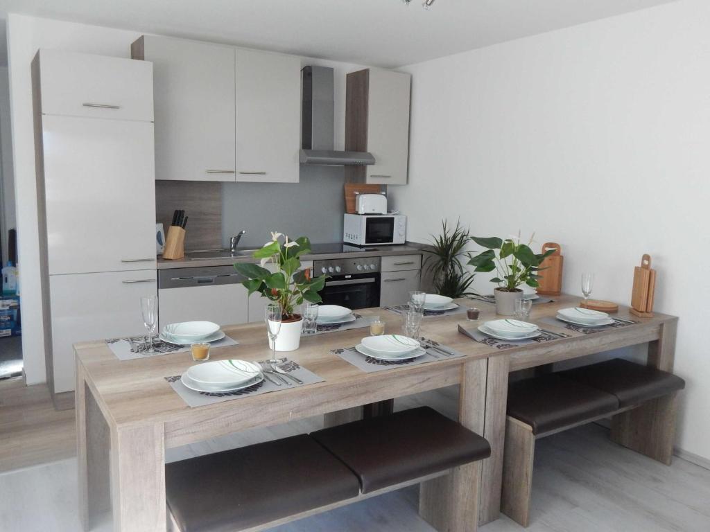 eine Küche mit einem Holztisch mit Tellern darauf in der Unterkunft Ferienhaus Königsberg Haus 1 in Scharbeutz