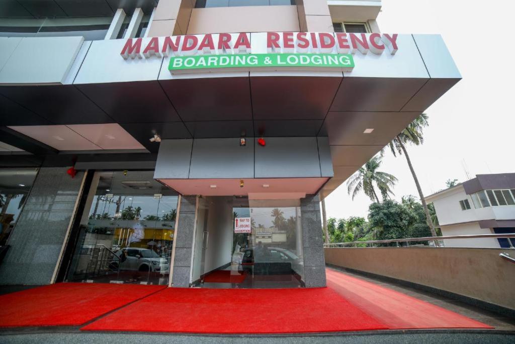 un bâtiment avec un tapis rouge devant un bâtiment dans l'établissement Mandara Residency, à Pāngāla