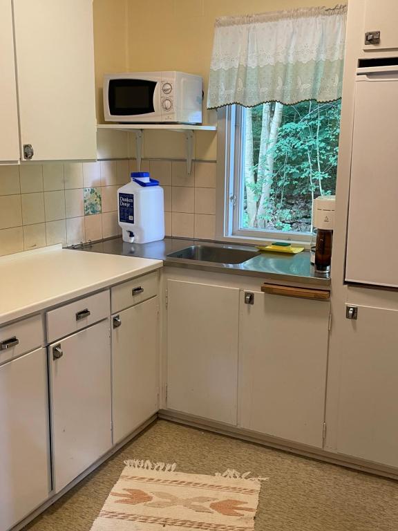 Kuchyň nebo kuchyňský kout v ubytování Ormanäsgårdens Stugby
