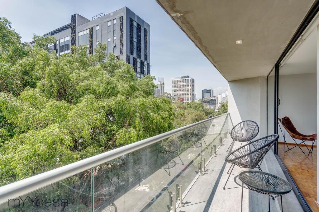 balcón con sillas y vistas a la ciudad en 3 Bedrooms Apartment with Panoramic Terrace, en Ciudad de México