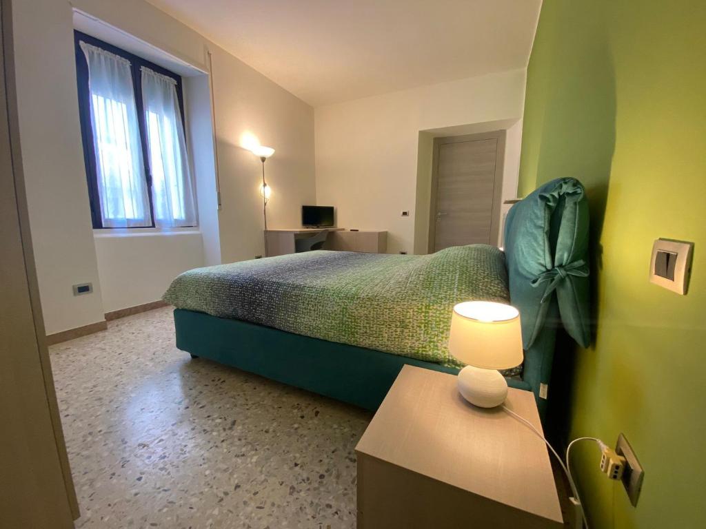 1 dormitorio con 1 cama y 1 mesa con lámpara en Holiday Home, en Belmonte del Sannio