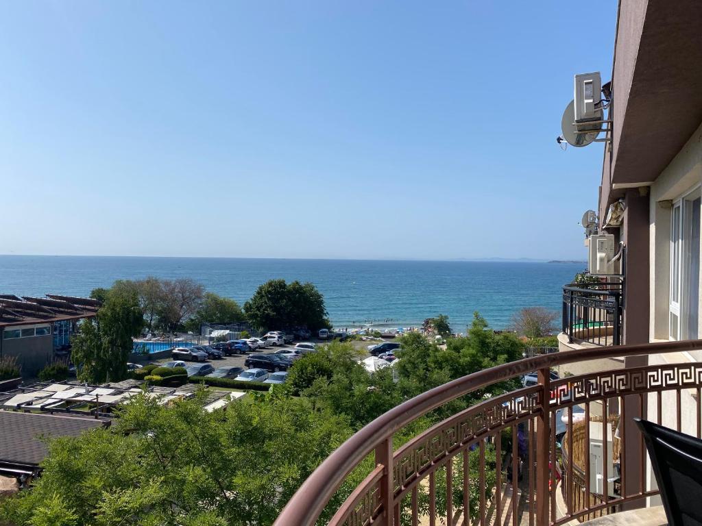 un balcone con vista su un parcheggio e sull'oceano di MARINA BAY 23 Sveti Vlas Beach a Sveti Vlas