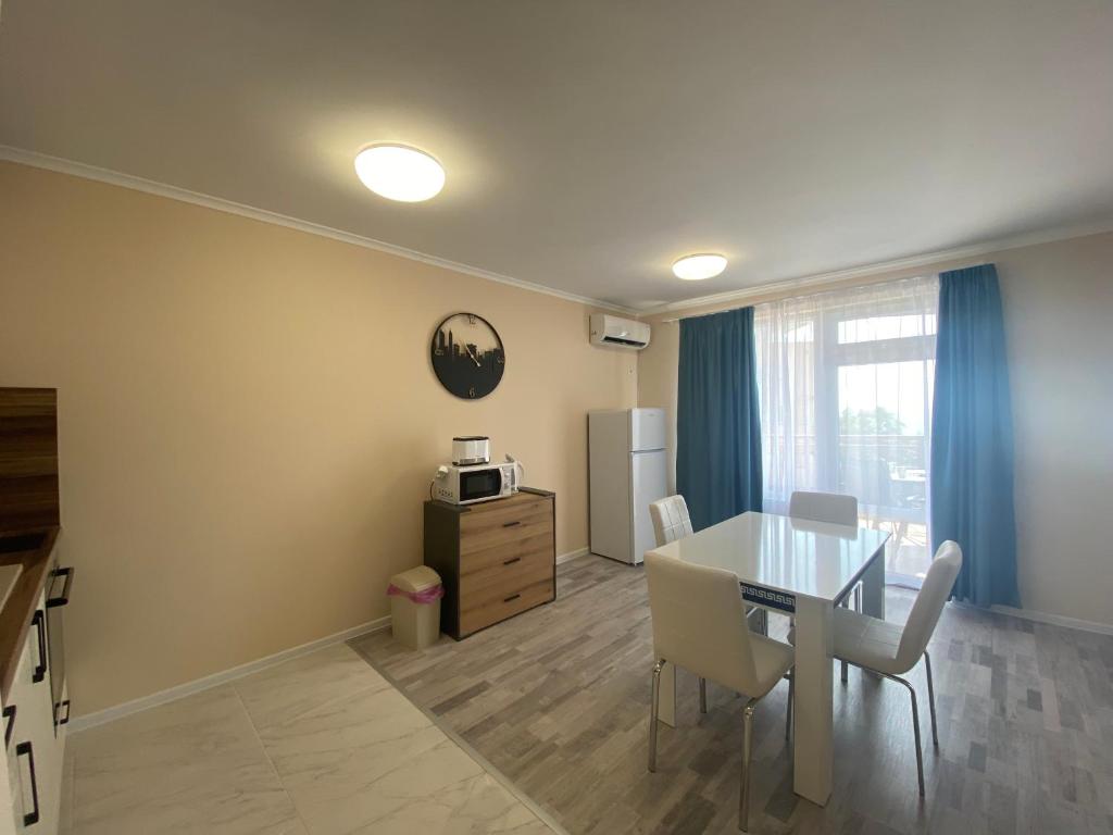 a kitchen and dining room with a table and chairs at MARINA BAY 23 Sveti Vlas Beach in Sveti Vlas