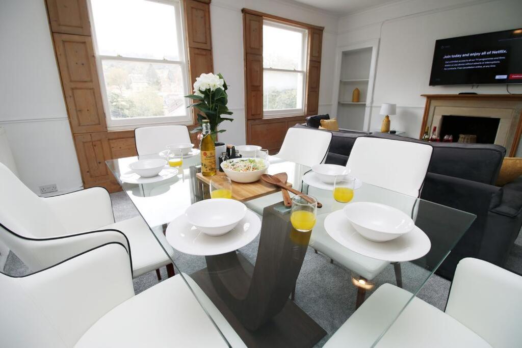 Posezení v ubytování Spacious Georgian 3bedroom Apartment- 10 minute walk to the River Avon, Roman Baths and Bath Abbey