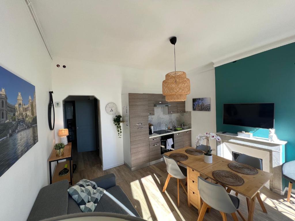 un salon avec une table et une cuisine dans l'établissement Splendide Appartement Joliette parking securisé, à Marseille