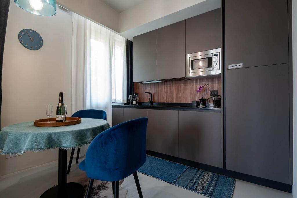 A kitchen or kitchenette at Officine Cavour - Appartamenti la Quercia