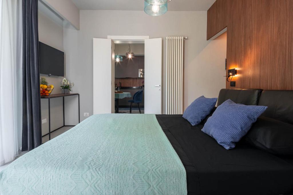 A bed or beds in a room at Officine Cavour - Appartamenti la Quercia