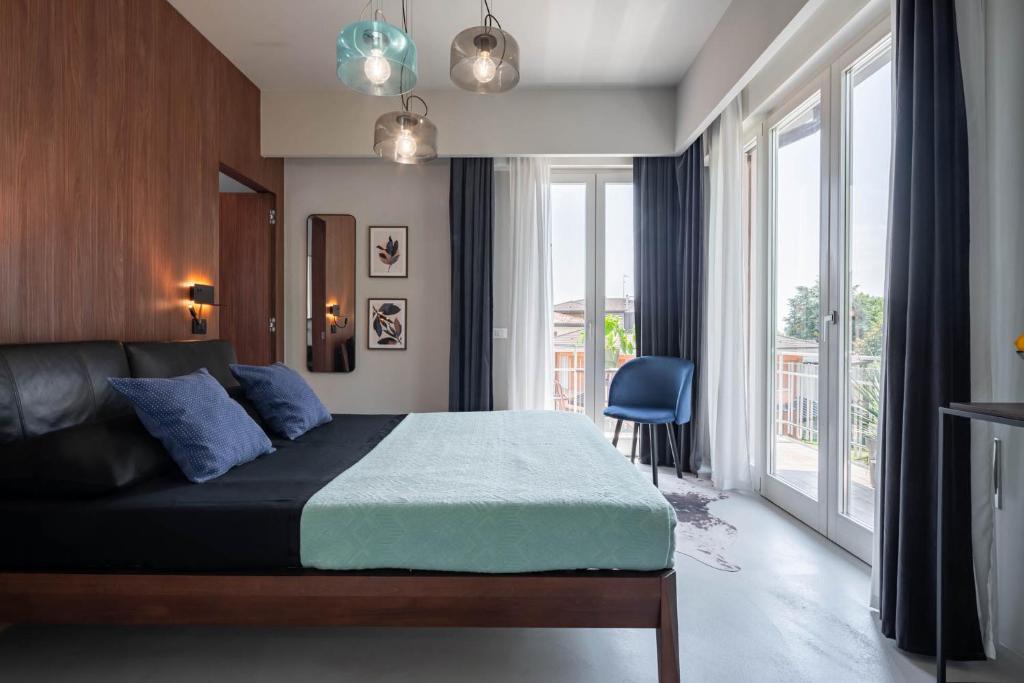 A bed or beds in a room at Officine Cavour - Appartamenti la Quercia