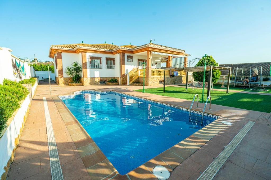 uma piscina em frente a uma casa em Villa Entre dos Tierras em Otura