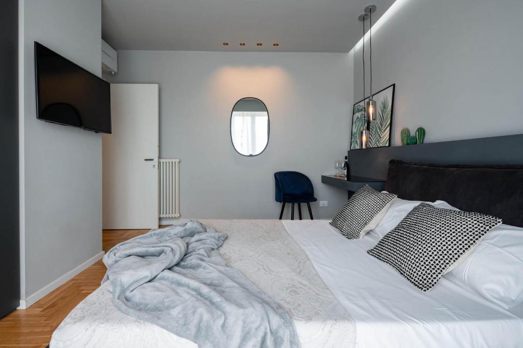 A bed or beds in a room at Officine Cavour - Appartamenti la Quercia
