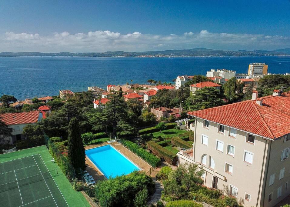 une vue aérienne d'une maison avec piscine dans l'établissement Appartement Beausite avec vue mer, à Sainte-Maxime