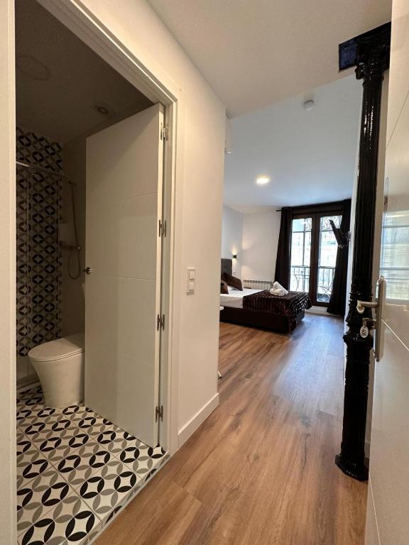 Postel nebo postele na pokoji v ubytování Hostal Arenal Madrid