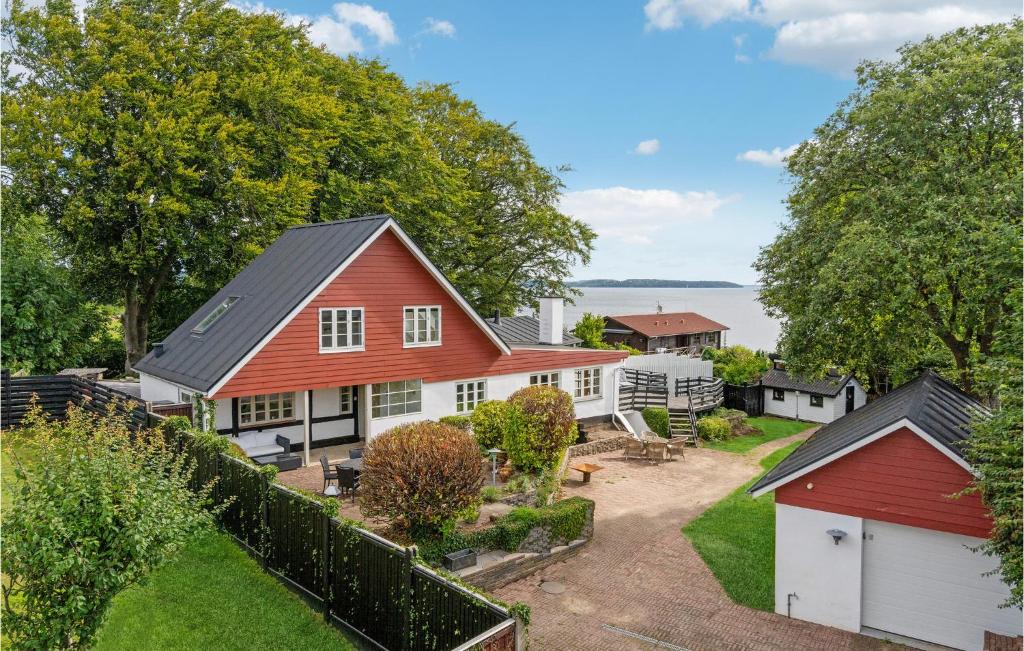 una vista aérea de una casa roja con patio en Lovely Home In Brkop With Kitchen, en Børkop