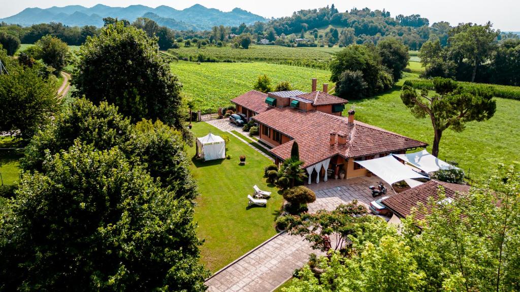 una vista aérea de una casa en un campo en B&B Sweet Dreams en Asolo