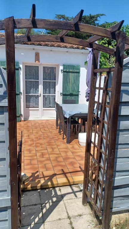 聖瑪麗德雷的住宿－LE clos do ré，一个带桌子和凉亭的庭院