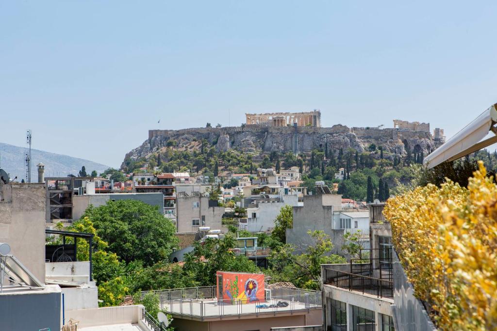 Blick auf die Akropolis von den Dächern der Gebäude in der Unterkunft Dls*apartment in Athen
