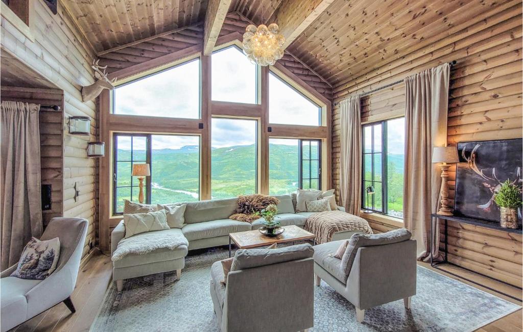 salon z kanapą, krzesłami i oknami w obiekcie 5 Bedroom Stunning Home In Vringsfoss w mieście Maurset