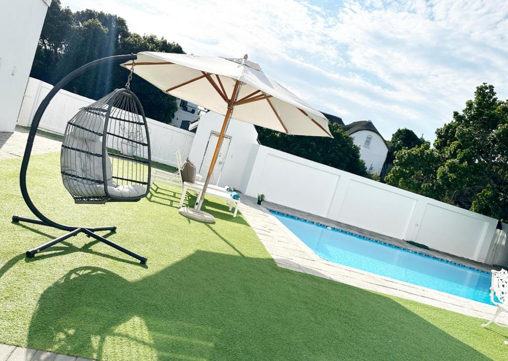 Bazén v ubytování Adrift Guesthouse St Francis Bay nebo v jeho okolí