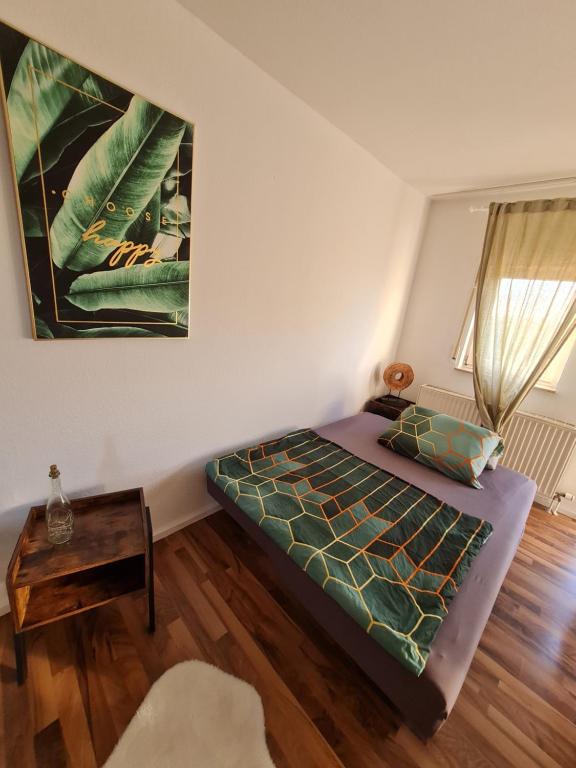 1 dormitorio con 1 cama y 1 mesa en Good living, en Schwetzingen