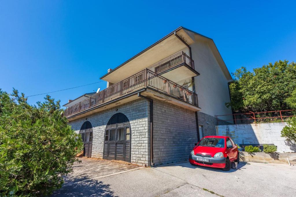 Το κτήριο όπου στεγάζεται  το διαμέρισμα