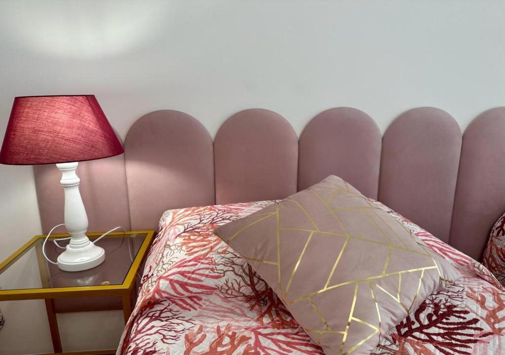 uma cama com uma almofada e um candeeiro sobre uma mesa em Comfort Accommodation Room em Bérgamo