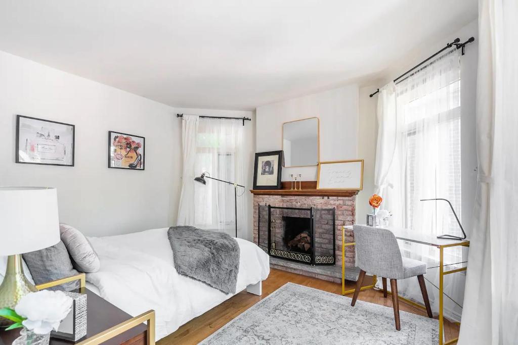 um quarto branco com uma cama e uma lareira em Sweet Home em Toronto