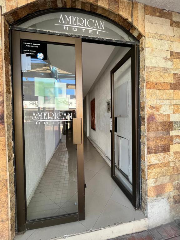 hotel american في اوفايي: مدخل الى منزل امريكي مع باب زجاجي