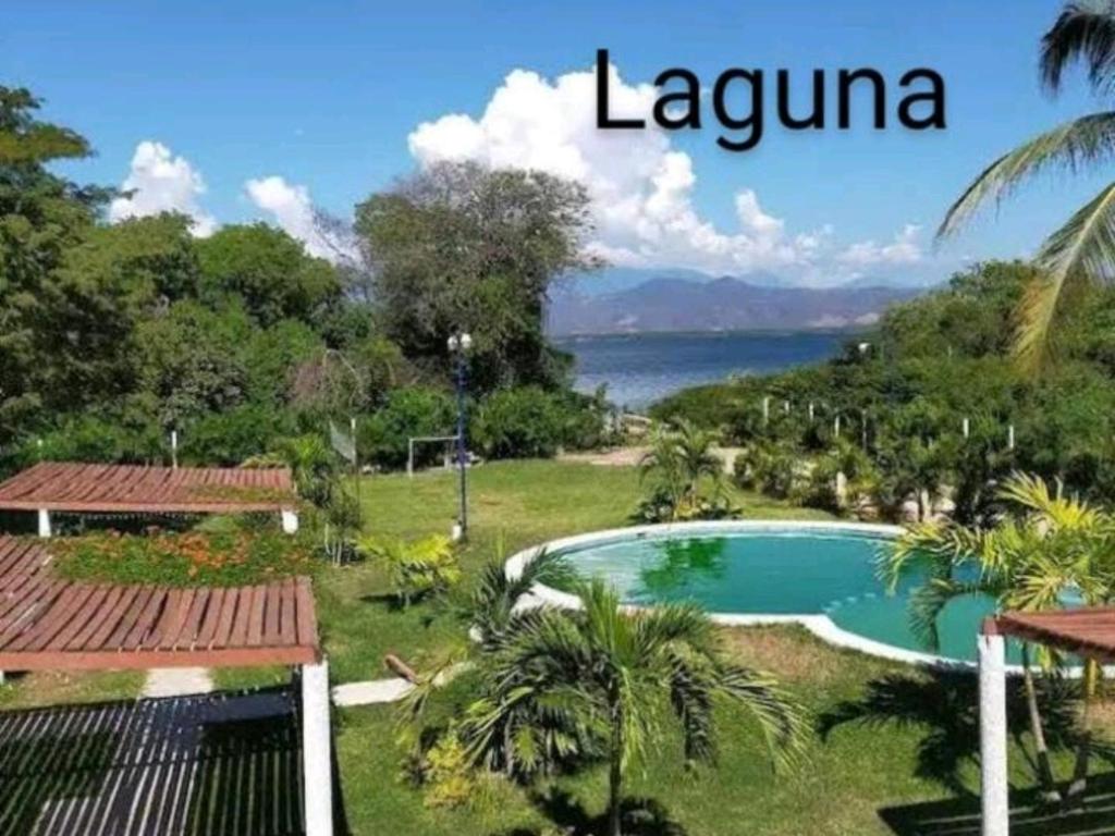 Pogled na bazen v nastanitvi Casa Laguna oz. v okolici