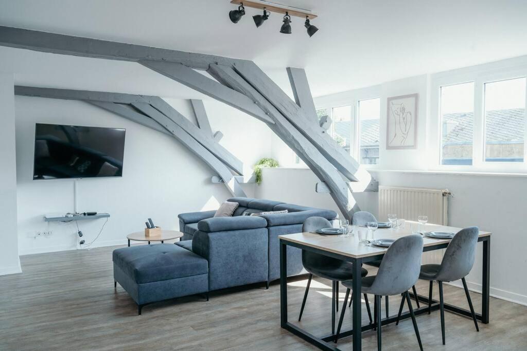 ein Wohnzimmer mit Sofa und Tisch in der Unterkunft Appartement Condé hyper centre-ville in Charleville-Mézières