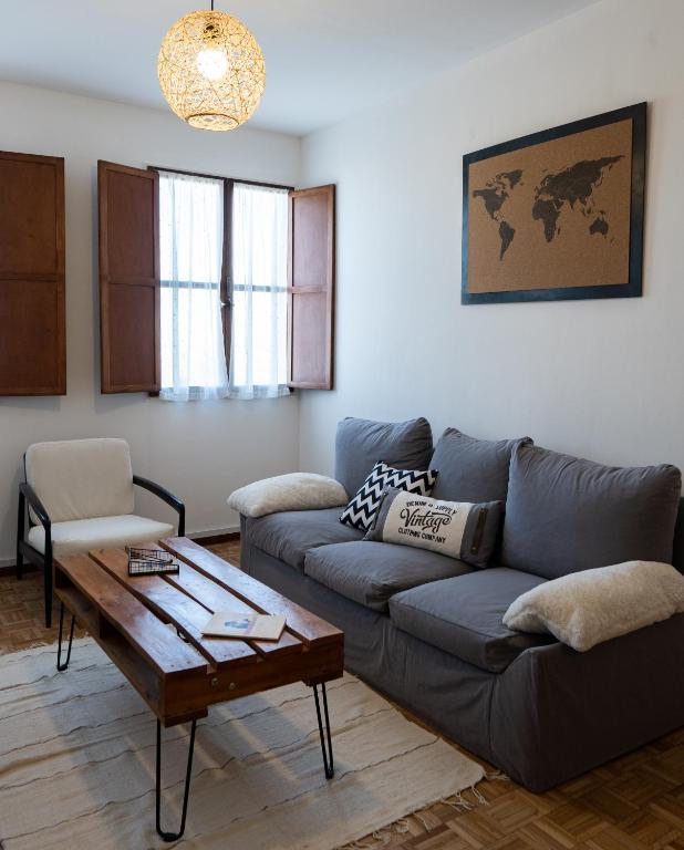 a living room with a couch and a coffee table at Tu Hogar en Trelew I Calidez y practicidad in Trelew