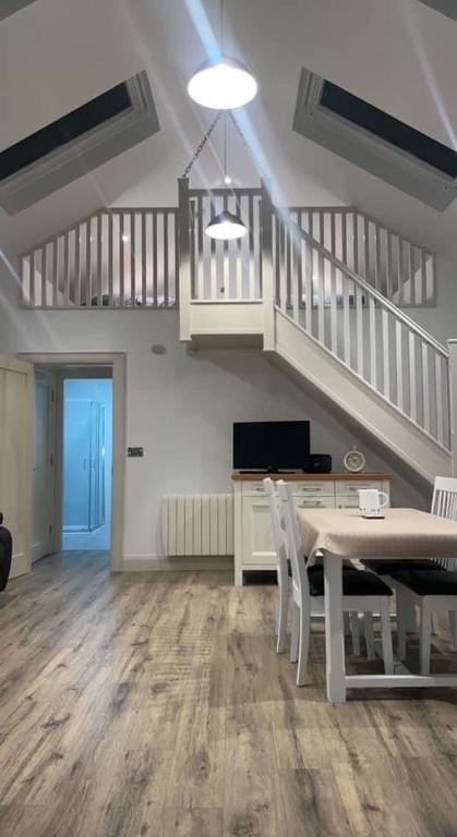 TV a/nebo společenská místnost v ubytování Sèid Bò - Sleeps 6 - NEW Private 6 Person HotTub Available