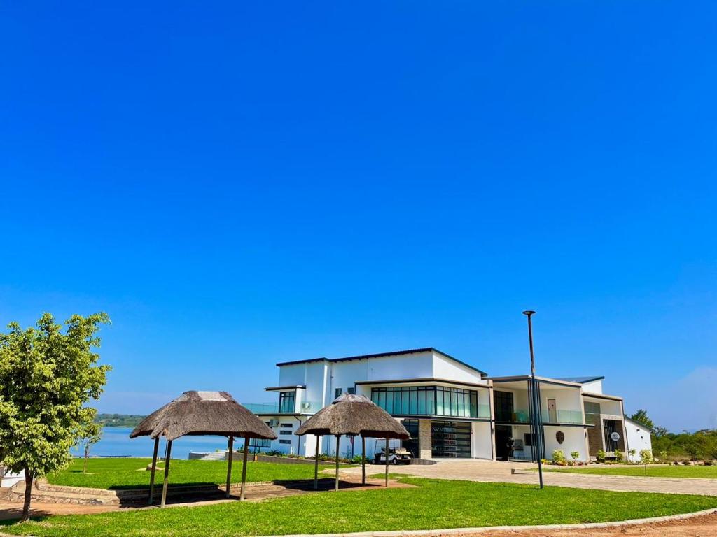 un gran edificio con dos sombrillas delante en Nandoni Waterfront Resort en Vendaland