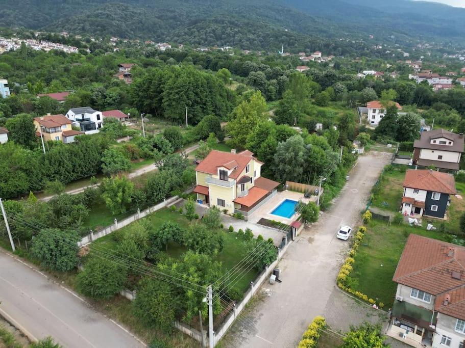 una vista aérea de una casa en un barrio residencial en Villam, en Kartepe