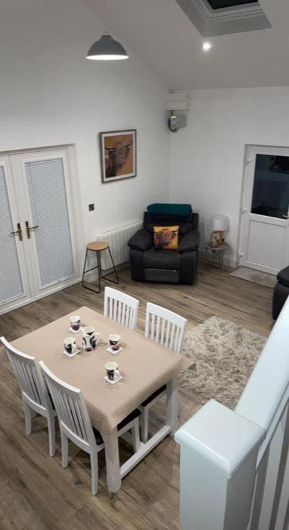 TV a/nebo společenská místnost v ubytování Sèid Bò - Sleeps 6 - NEW Private 6 Person HotTub Available