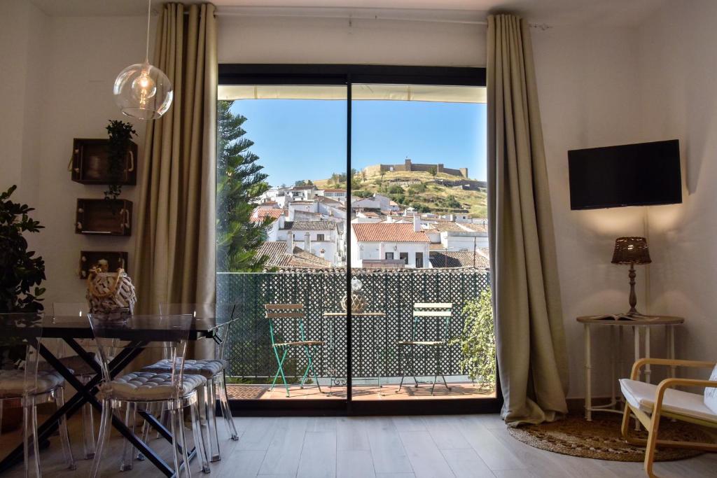 sala de estar con ventana grande con vistas en Apartamentos Gran Vía, en Aracena