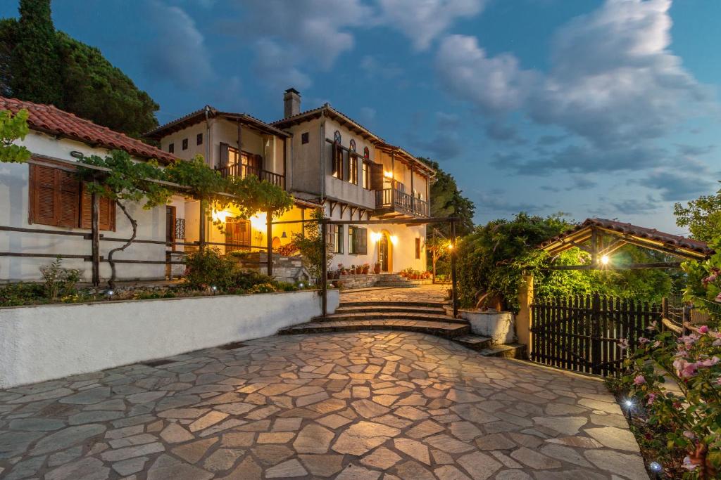 eine Kopfsteinpflasterstraße vor einem Haus in der Unterkunft Thalia's Abode in Agios Lavrentios