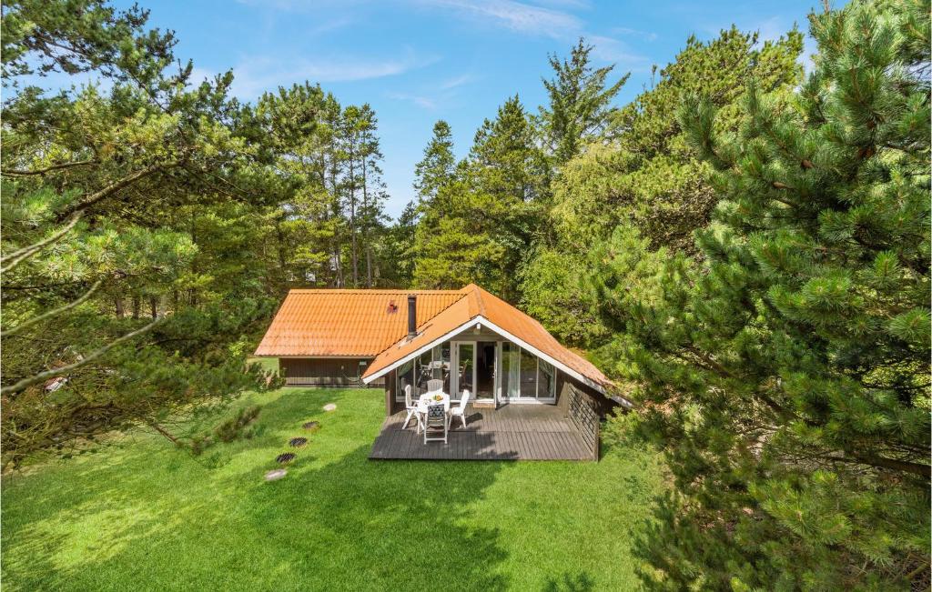 una vista aérea de una casa en el bosque en Nice Home In Blvand With Wifi, en Ho