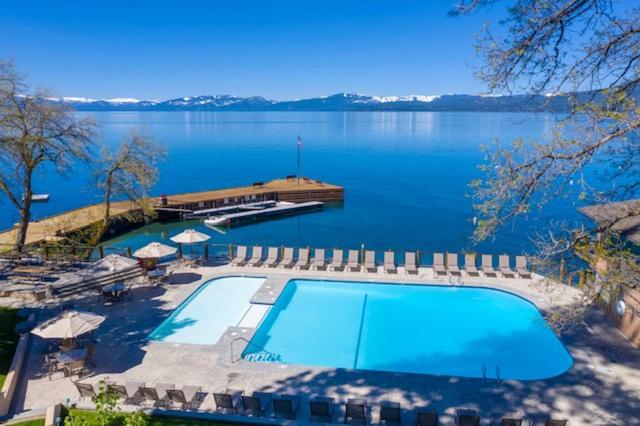 uma grande piscina ao lado de uma grande massa de água em Million Dollar Views of Lake Tahoe - #13 em Kings Beach