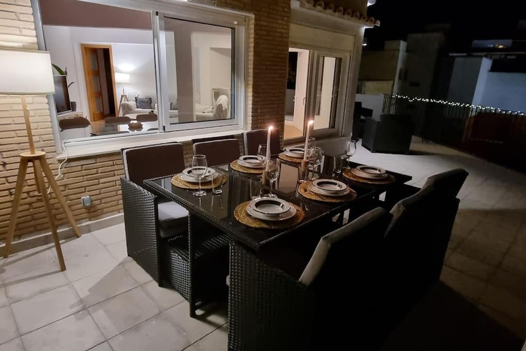 een eettafel met borden en kaarsen erop bij MAGNÍFICO ÁTICO EN EL CENTRO DE DENIA in Denia