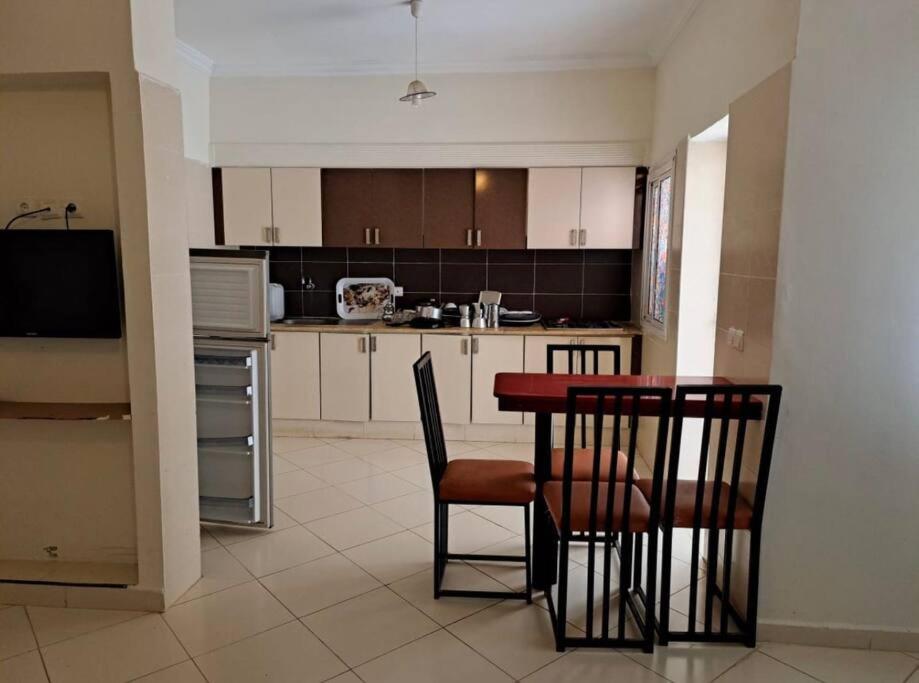 cocina con mesa y sillas en una habitación en Apartment familiale oued laou, en Oued Laou