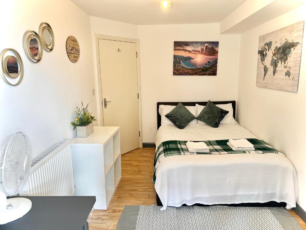 Habitación pequeña con cama y baño. en White chapel Holiday 2 Bedroom Apartment, en Londres