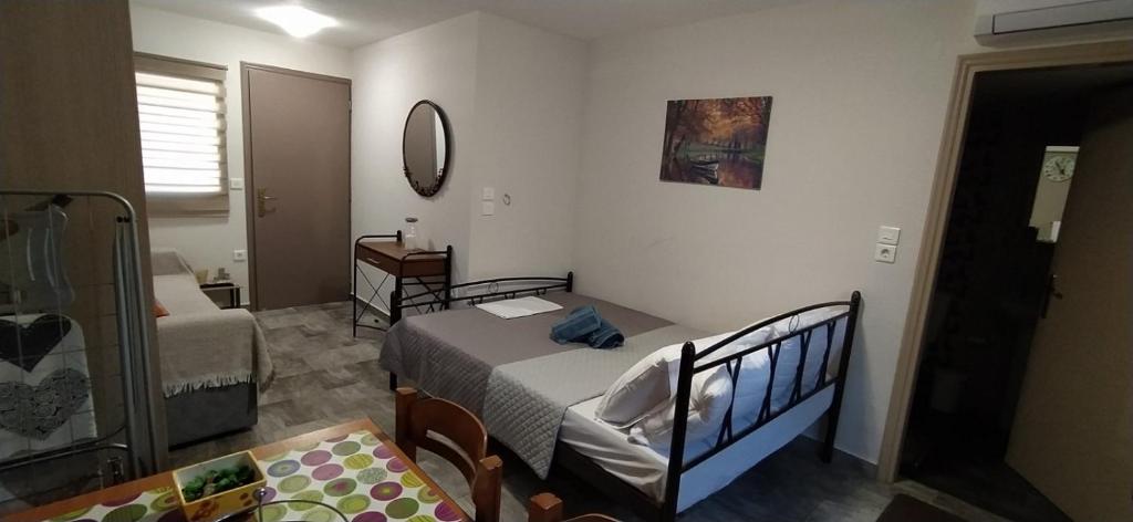 Postel nebo postele na pokoji v ubytování ΣΤΟΥΝΤΙΟ ΕΥΑΓΓΕΛΙΑ