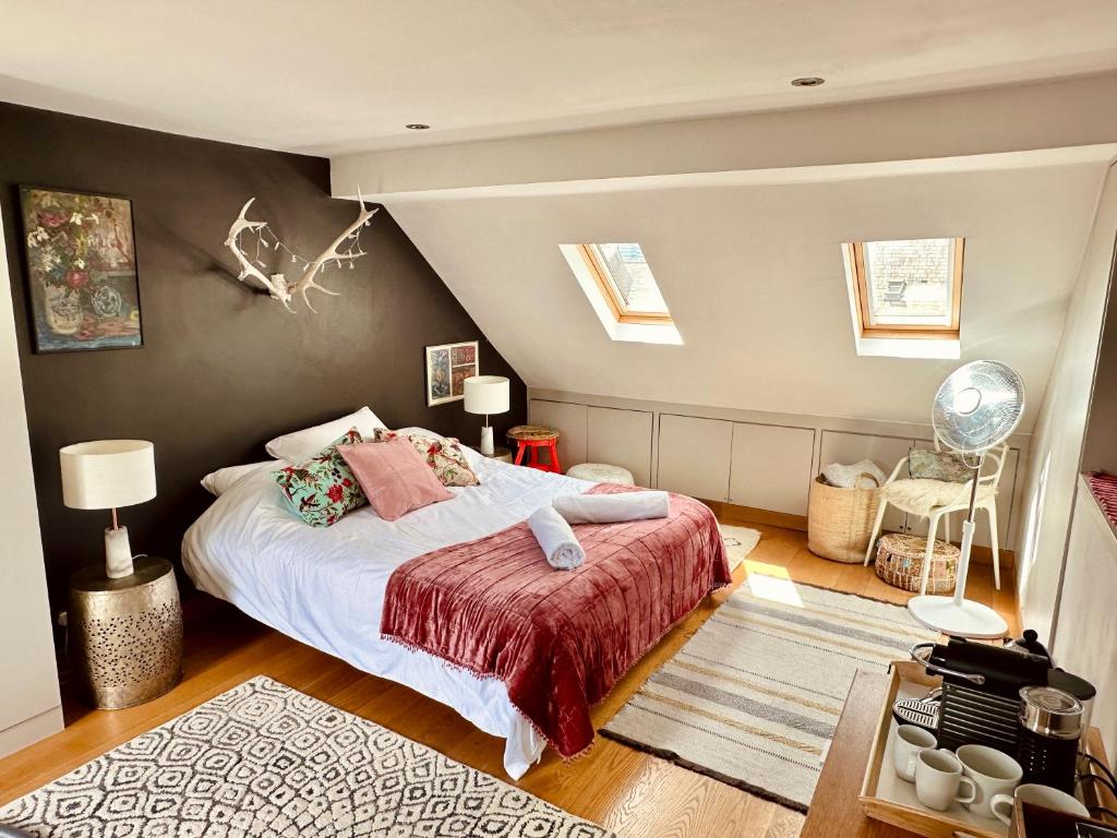 ein Schlafzimmer mit einem Bett mit einer roten Decke in der Unterkunft Heathers loft space in London