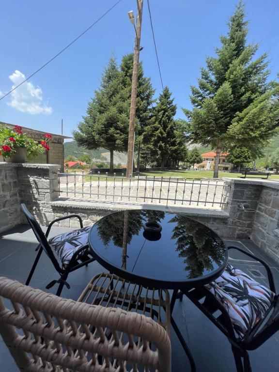 Balkón nebo terasa v ubytování Etheres Tzoumerkon Mountain Resort