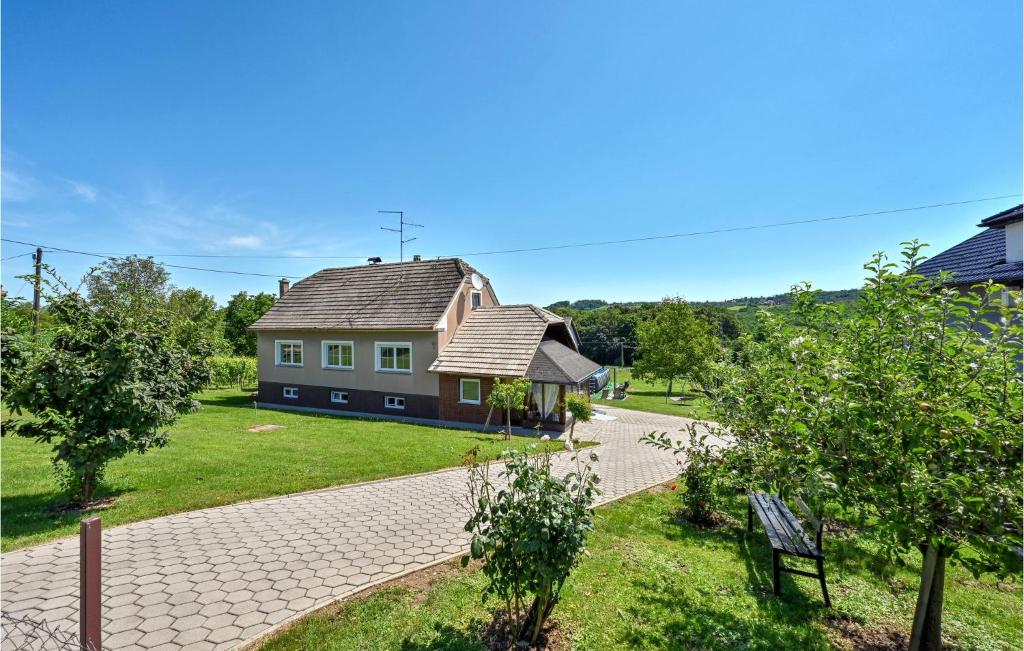 una casa con techo de tejas en un parque en Beautiful Home In Zelezna Gora With Kitchen, en Grabrovnik