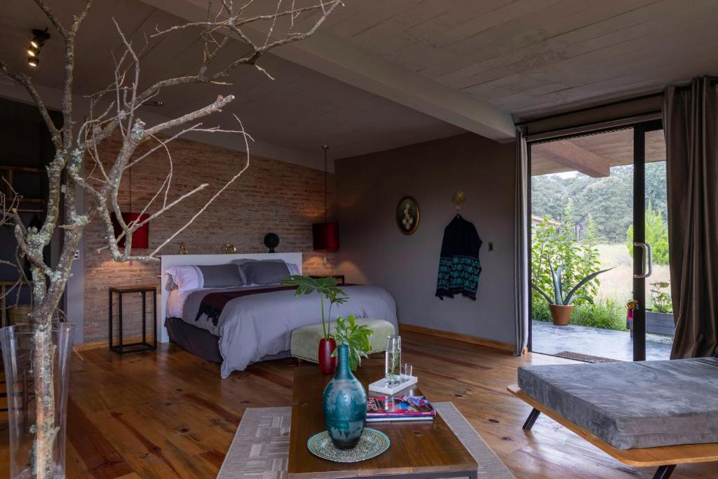 um quarto com uma cama e uma sala de estar em Casa María Campiña em Jilotepec
