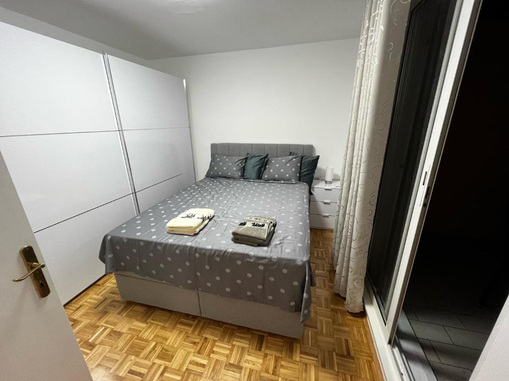 Apartment 7 في إيزولا: غرفة نوم صغيرة مع سرير في غرفة