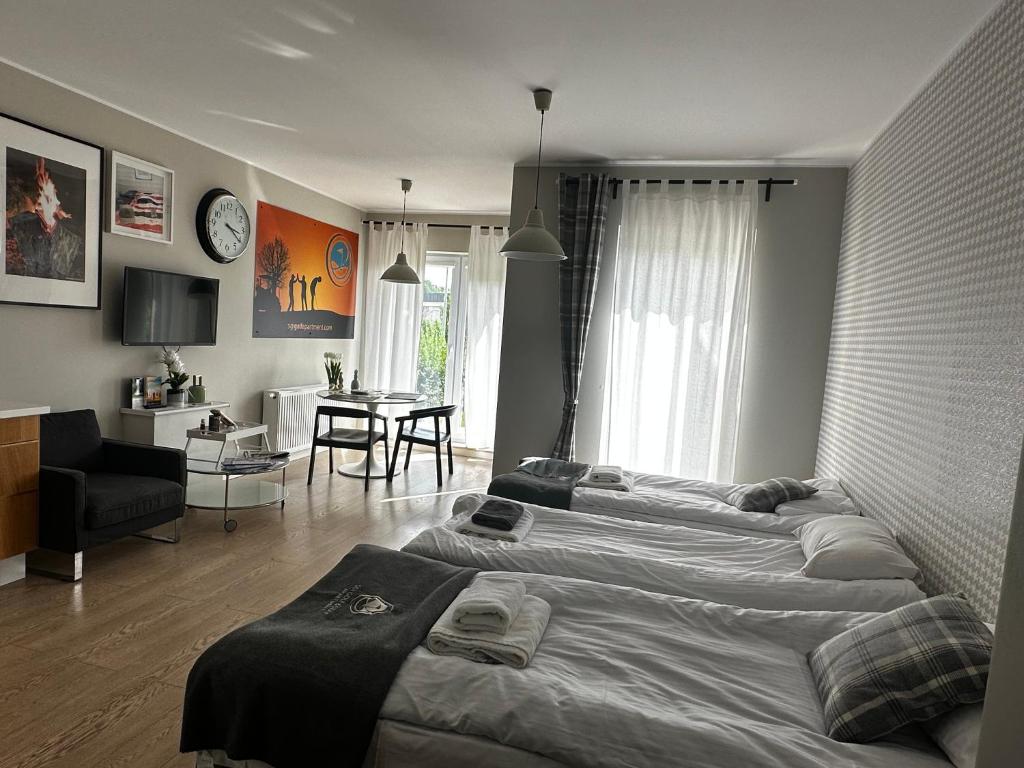 um quarto com quatro camas e uma mesa em SGIGOLF Apartments No3 No2 em Wejherowo